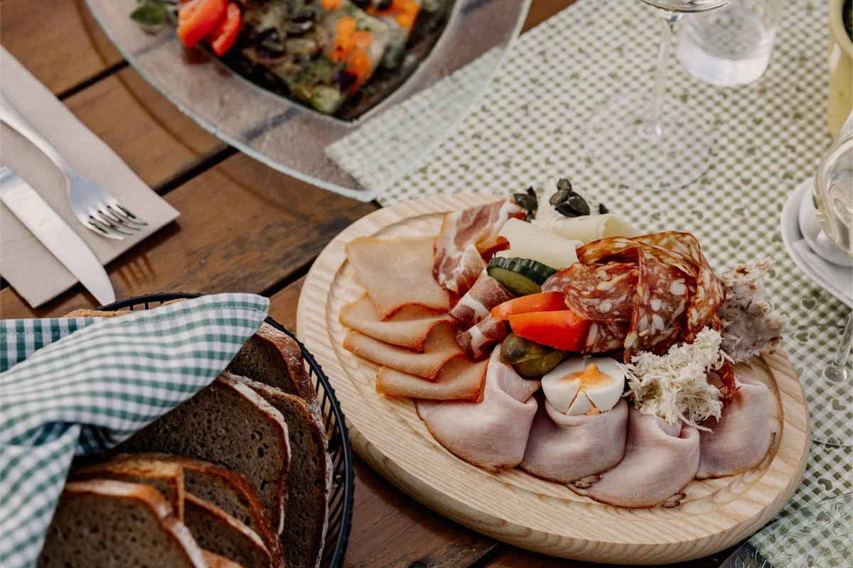 Regionale Brettljause im Buschenschank des Weinguts Pilch mit hausgemachten Spezialitäten, frischem Bauernbrot und saisonaler Garnitur – echter Genuss aus der Südsteiermark.