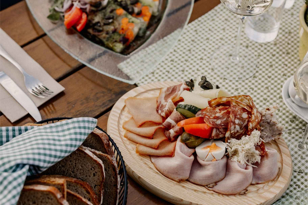 Regionale Brettljause im Buschenschank des Weinguts Pilch mit hausgemachten Spezialitäten, frischem Bauernbrot und saisonaler Garnitur – echter Genuss aus der Südsteiermark.