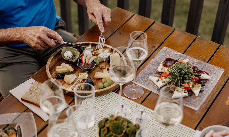 Regionale Schmankerlplatte und frische Salate im Buschenschank des Weinguts Pilch – begleitet von steirischem Wein und herrlichem Ausblick über die Südsteiermark.