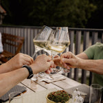 Weingut Pilch anstoßen Weißwein